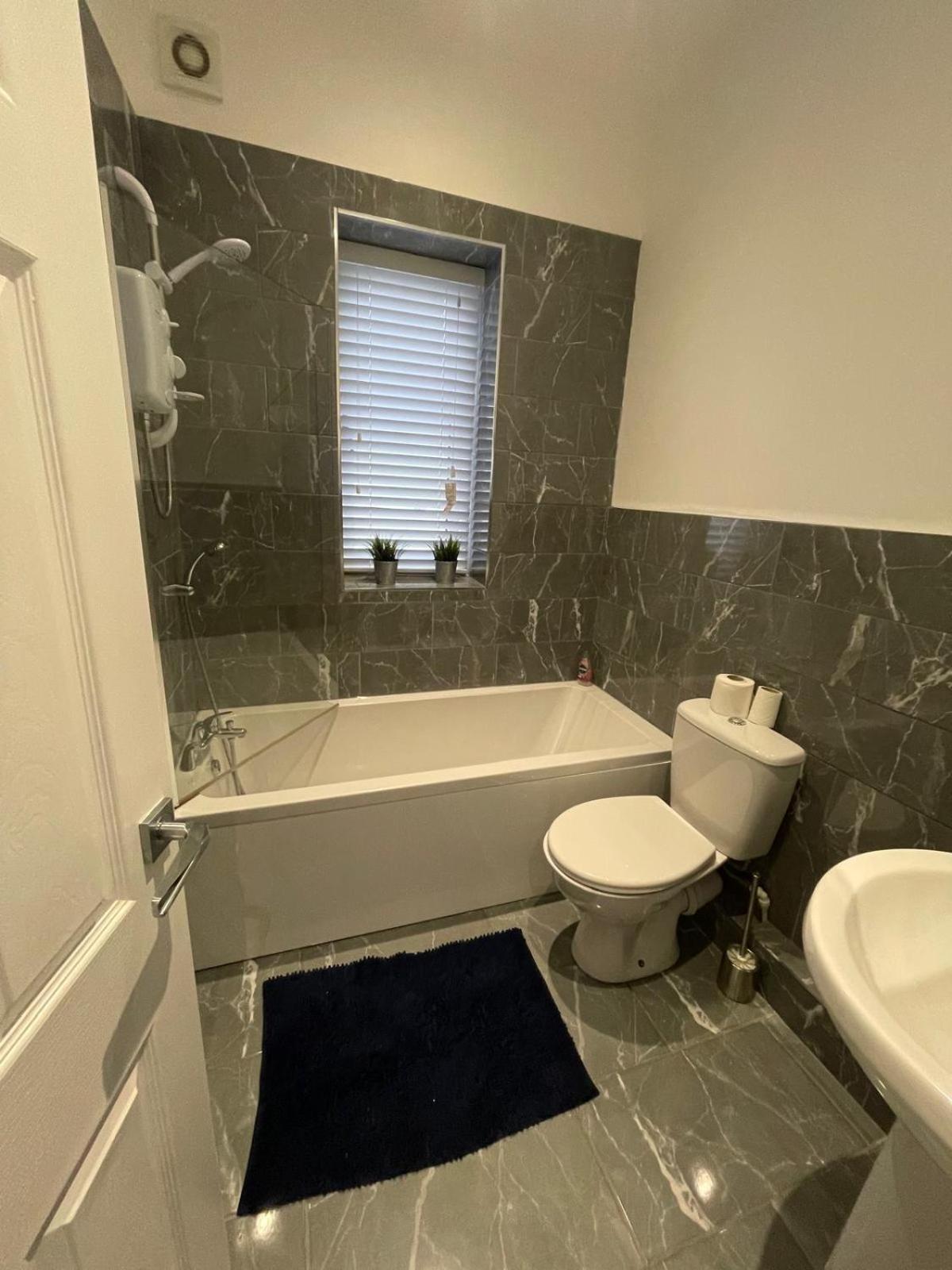 Spacious 2 Bedroom Apartment Ливърпул Екстериор снимка